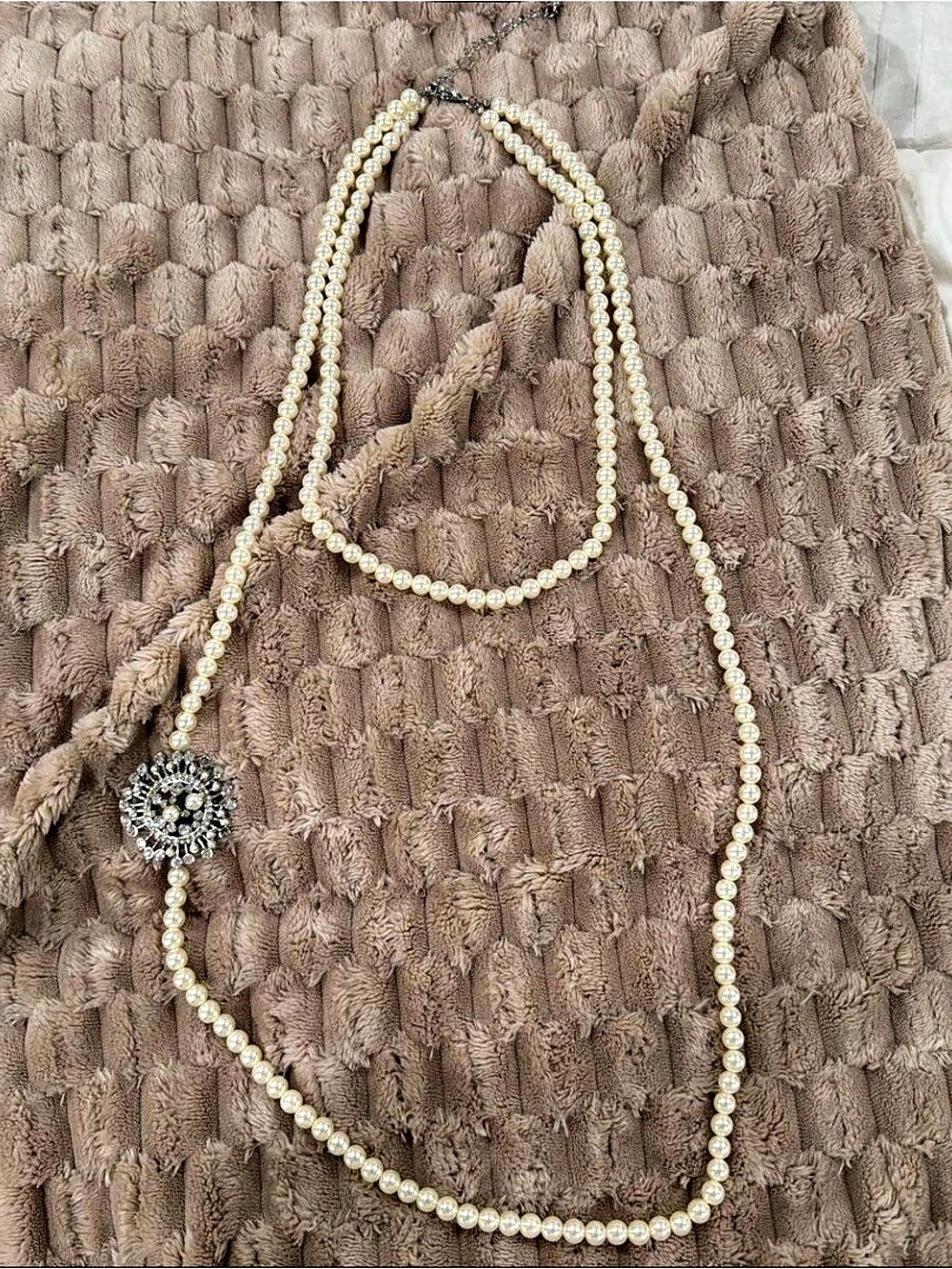 Pearl layered necklace with silver pendant